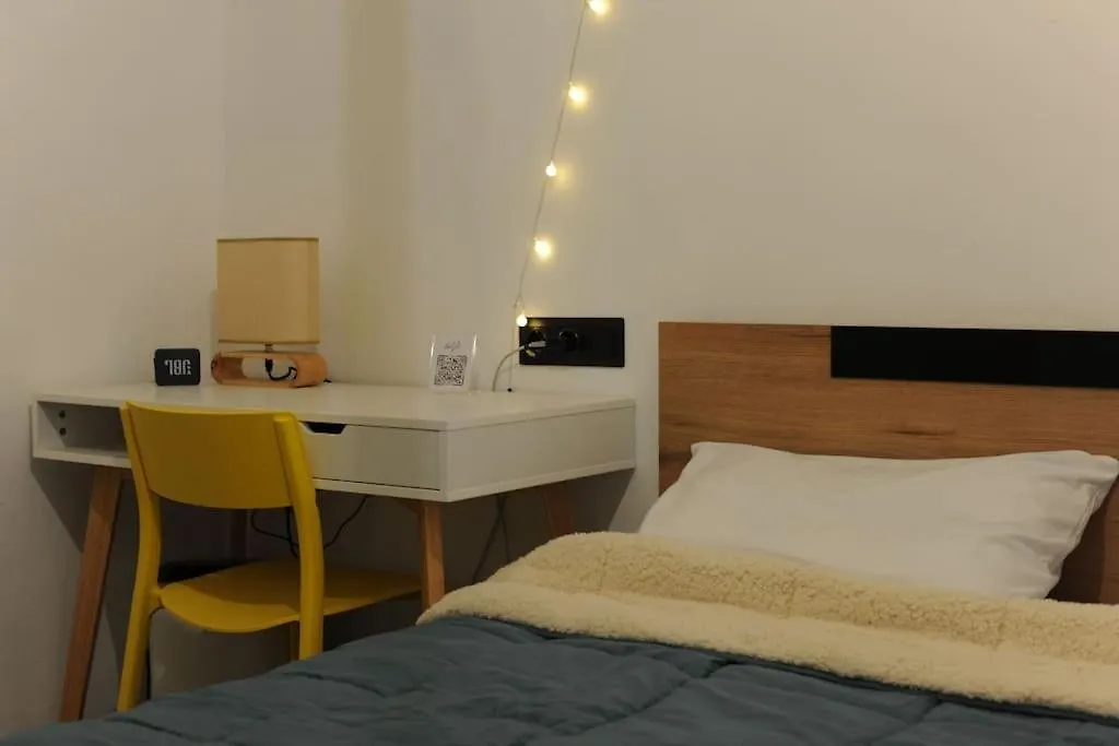 Apartamento Modern Urban Host With Private Courtyard Tesalónica