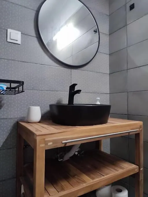 Apartamento Modern Urban Host With Private Courtyard Tesalónica