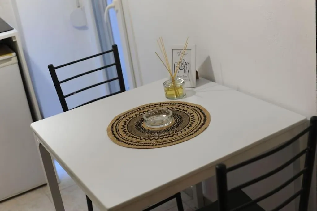 Apartamento Modern Urban Host With Private Courtyard Tesalónica