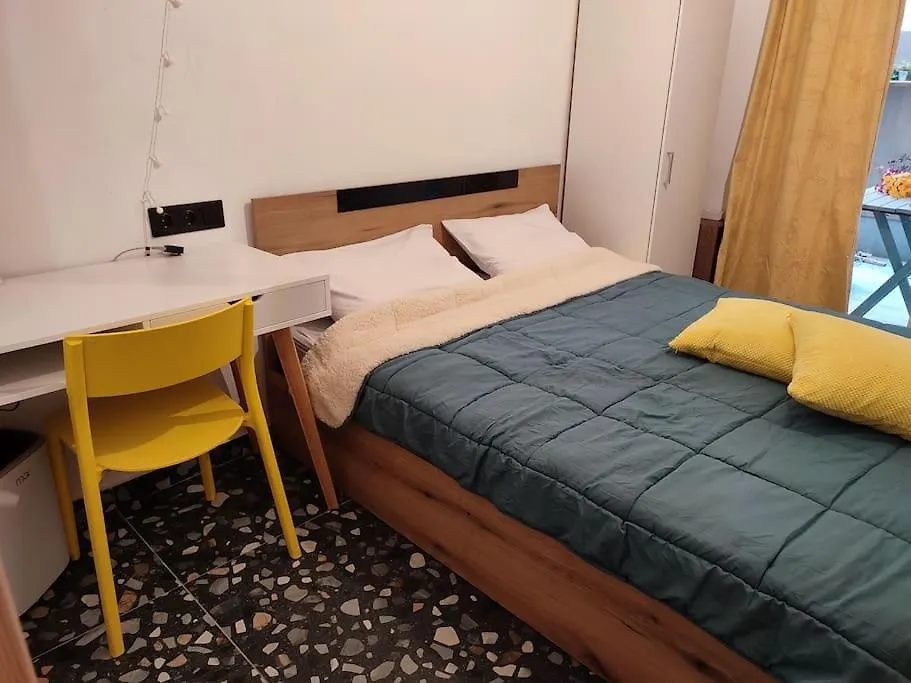 Apartamento Modern Urban Host With Private Courtyard Tesalónica