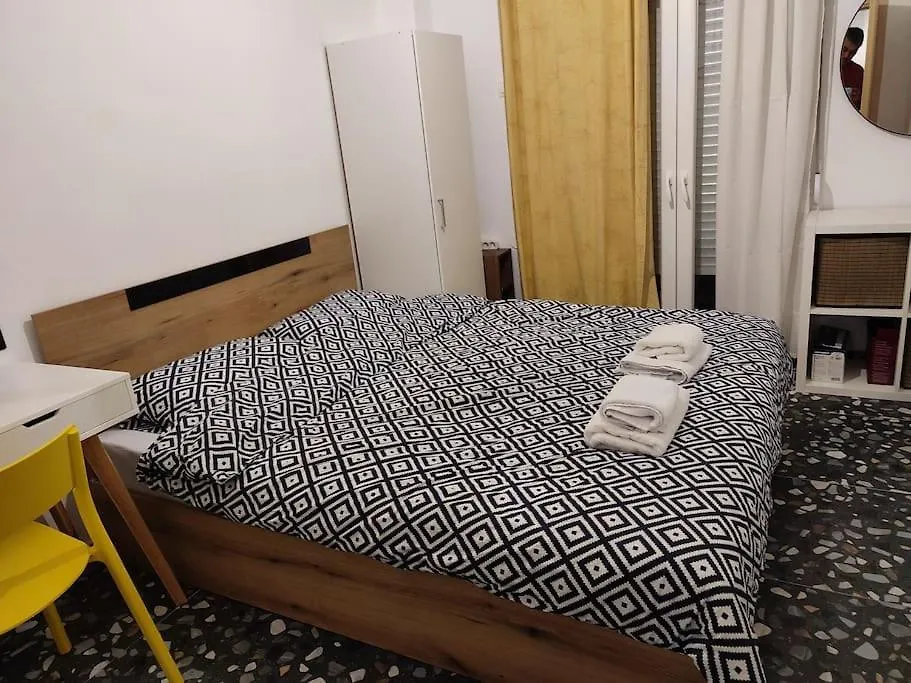 Apartamento Modern Urban Host With Private Courtyard Tesalónica