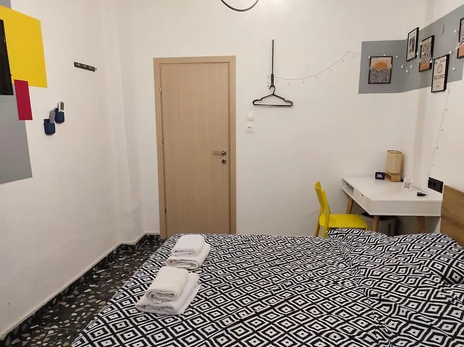 Apartamento Modern Urban Host With Private Courtyard Tesalónica
