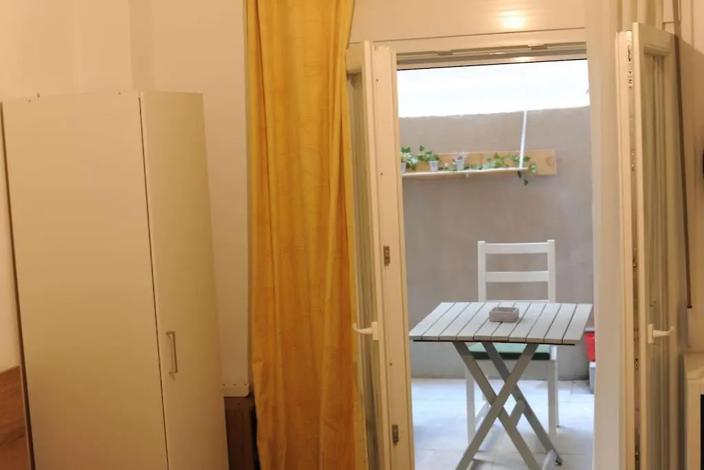 Apartamento Modern Urban Host With Private Courtyard Tesalónica