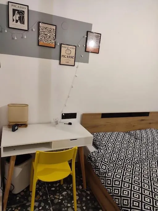 Apartamento Modern Urban Host With Private Courtyard Tesalónica