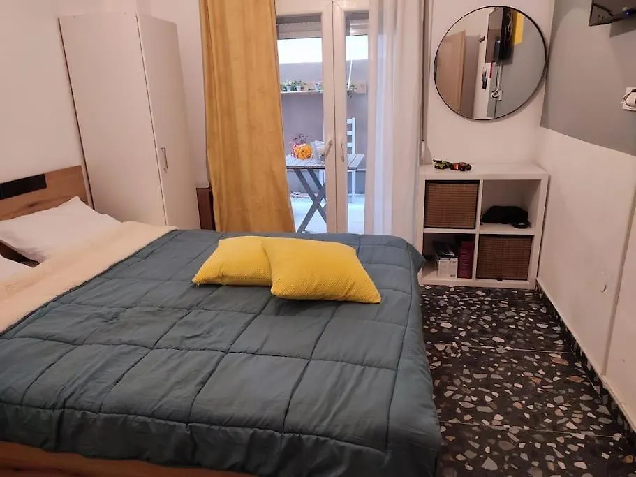 Apartamento Modern Urban Host With Private Courtyard Tesalónica