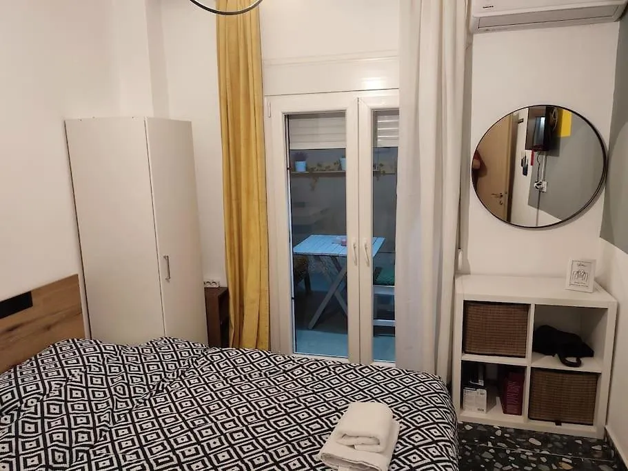 Apartamento Modern Urban Host With Private Courtyard Tesalónica